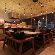 星が丘テラスの明かりが綺麗なディナータイムと、お時間帯よってお店の雰囲気はガラリと変わります。リーズナブルなコースもございます♪