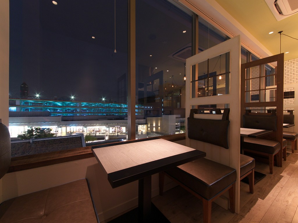 窓際のテーブル席はデートにもぴったり