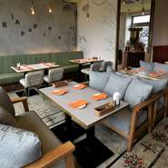 女子会のニーズにも応えてくれる、オシャレかつ広々座れる快適な店内。フリードリンクに前菜盛り合わせ、選べるピッツァとパスタにドルチェも付いた女子会向けのプランも用意されています。