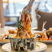 食べ応え抜群の窯焼きパスタ。濃厚なボロネーゼソースとたっぷりのチーズの組み合わせは相性抜群。子供も大人も、幅広い世代に親しまれる人気メニューです。