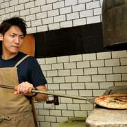 石窯で焼き上げる臨場感も見どころ