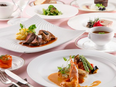 季節の素材を活かした本格フランス料理をコースで楽しむ