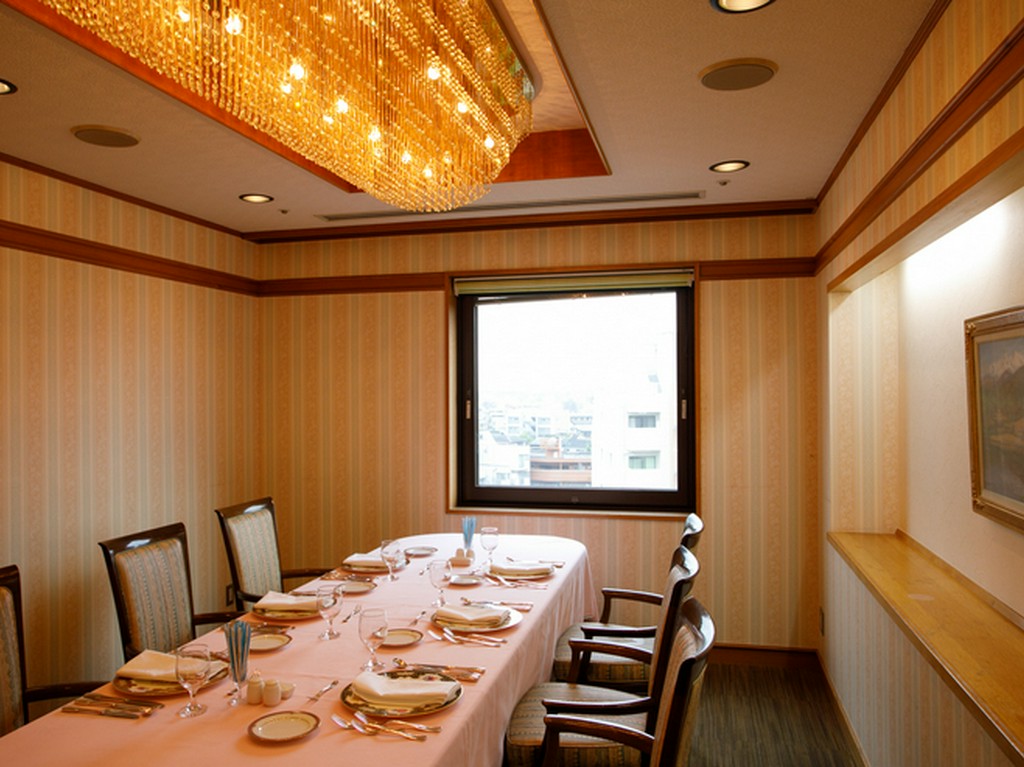 仕事仲間と。個室で特別な時間を共有できる