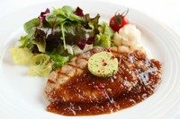 メイン料理を魚料理、肉料理の
どちらかをお選びいただけます。