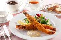 人気のジャンボ海老フライがレギュラーメニューになりました。有頭ブラックタイガーをシェフこだわりの粗目のパン粉で外はサクサクに揚げてあり、特製タルタルソースでどうぞ。
