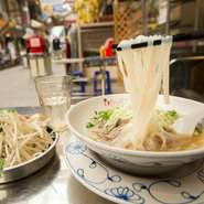 現地にトリップしたような本格的な味と雰囲気を味わえます。牛骨を20時間煮込んで作られたスープに、米粉で作られた麺、どっさり乗った具材とたべごたえ満点です。