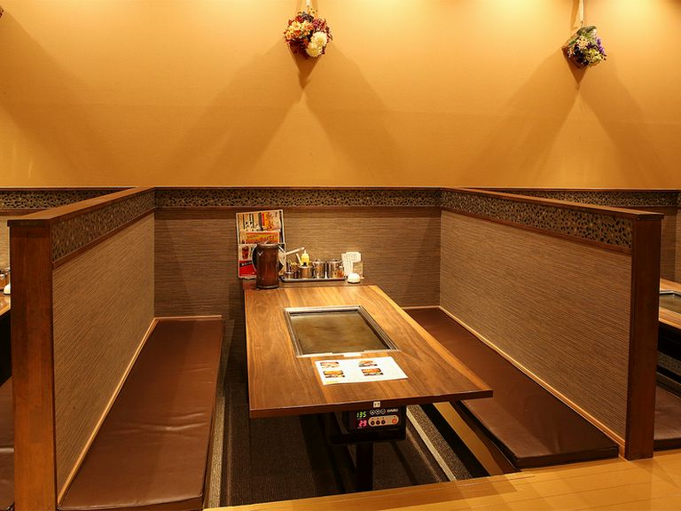 隣を気にすることなく寛げる、掘りごたつ式の座敷