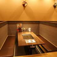 店内には掘りごたつ式の座敷とテーブル席があり、どちらもゆったりとした造りです。隣のテーブルとの仕切りもあるボックスタイプは、小さなお子様連れのファミリーからも、ゆっくりと寛げると大好評。