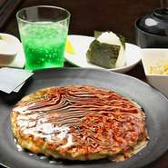お得なデザート付きランチメニューや、お好み焼と黒毛和牛ステーキなどを味わえるディナー用セットメニューもあり、様々なシーンに合わせて選ぶ事ができます。サラダやデザート、ドリンクも付いて大満足！