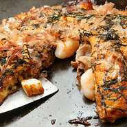 こだわりの生地が自慢のふわふわなお好み焼きに、とろとろの半熟薄焼き卵を乗せた人気メニューです。