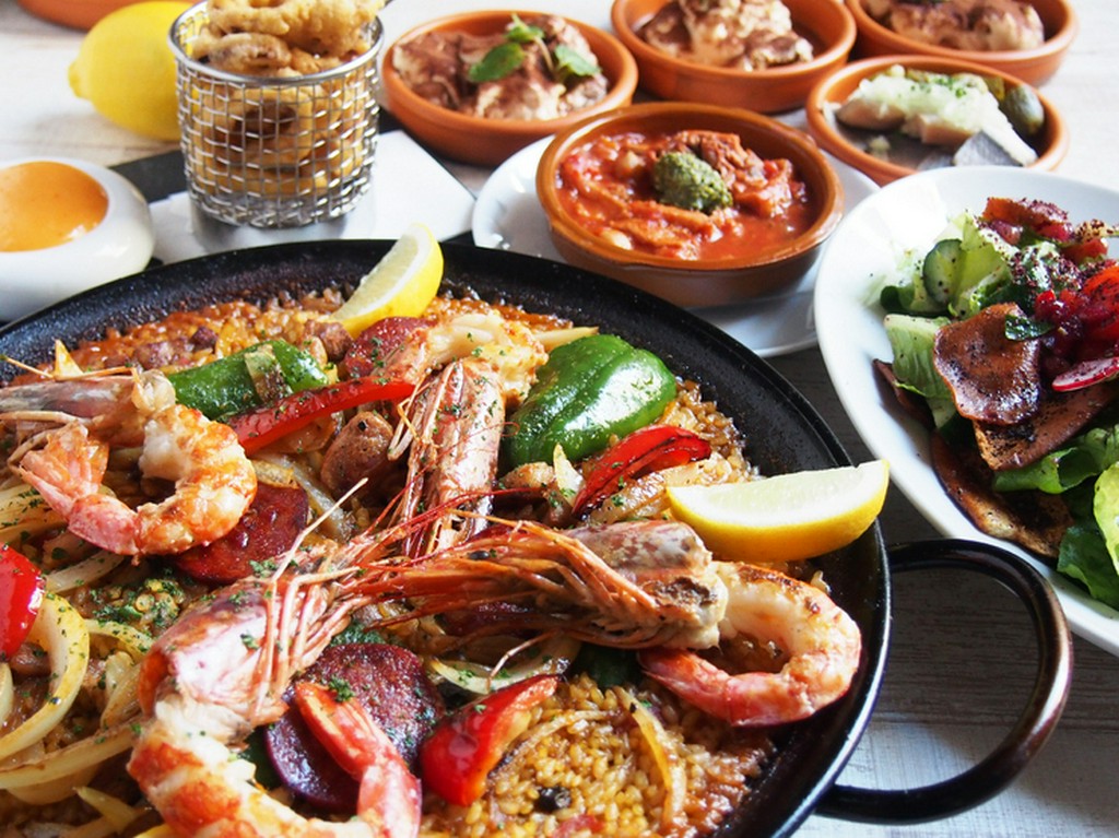 パエリアやTAPAS（常時20種類以上）でワイワイと