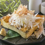 定義山の名物『三角揚げ』。大ぶり、厚手の身は中はしっとり外はサクサク。
