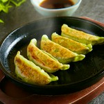 仙台雪菜を皮に練りこんだ鮮やかな餃子を、鉄板で焼き上げました。