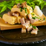 あつあつの出汁巻き玉子に柔らかく煮た豚肉をたっぷりかけました。