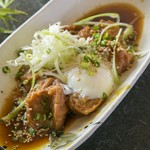 仙台名物の油麩。少し甘めの出汁をたっぷりと含ませました。温泉卵を絡ませて。
