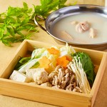 鶏肉の旨味エキスがたっぷりと染み込んだ白濁スープでいただく水炊きはコラーゲンたっぷり。柑橘ポン酢がよりコラーゲンの摂取を高めてくれます。