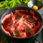 目の前で出汁をかけて仕上げます。是非レアの状態でご賞味ください。