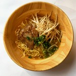 塩ベースのスープに中華麺が良く絡むあっさり風味香る味です。


