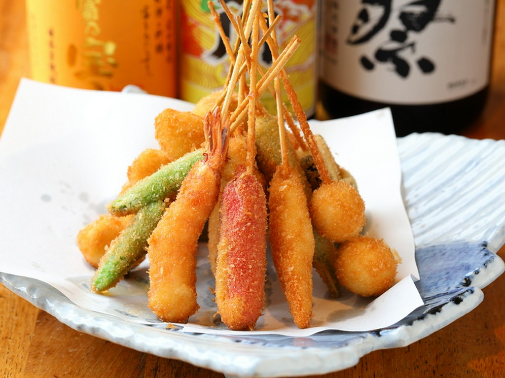 注文を受けてから作るため、いつでも出来立てが味わえる、『串揚げおまかせ十本盛り』　