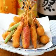 使用するパン粉は、串揚げに適した細かく特別なパン粉を使用。 最初は低温で、最後は高温で揚げる為カリッとした食感が味わえます。 串揚げは肉の他、エビや白身魚とバランスも良く、取り分け料理にもオススメ。