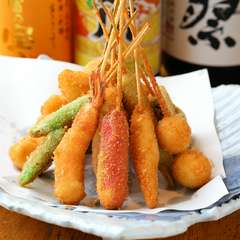 注文を受けてから作るため、いつでも出来立てが味わえる、『串揚げおまかせ十本盛り』　