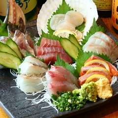 築地市場や、日によって小田原の市場から直接仕入れている新鮮な、『刺身盛り合わせ』