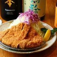 糖度にこだわった特別なパン粉で揚げた『ザ・ロースカツ』は、サクサクした食感が特徴。『やわらか三元豚』や、『湘南みやじ豚』など数種類のロースかつがあり、気分によって選べます。