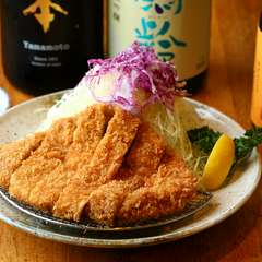 こだわりのパン粉で揚げた、サクっとした味わいの『ザ・ロースかつ』。たっぷりの千切りキャベツと共に