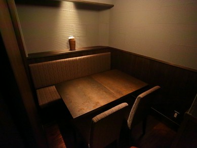 落ち着いた大人の集いにふさわしい、シックな個室が3室