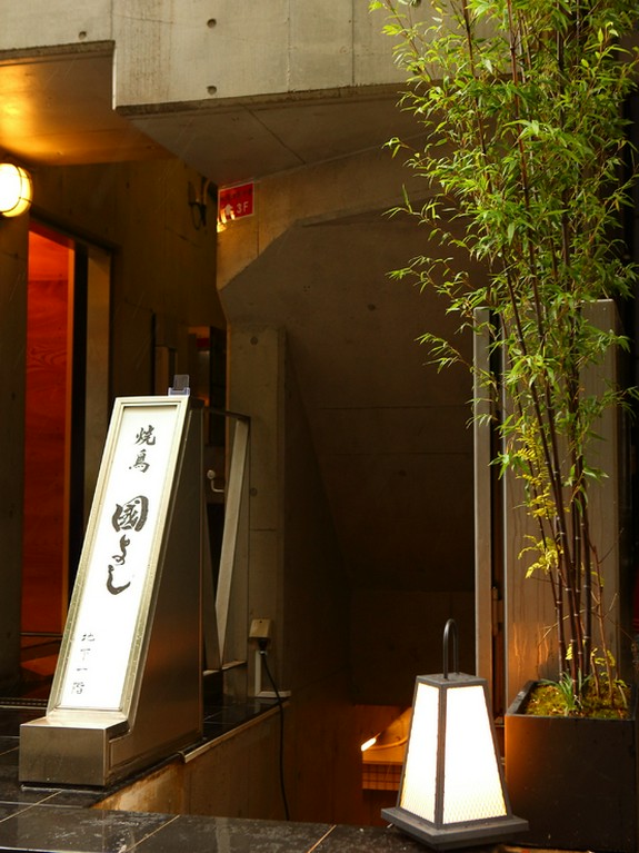 地下1階へと続く大人の隠れ家