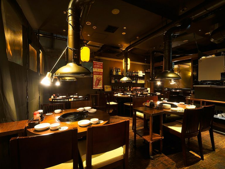 おいしい肉とお酒を楽しむ人で人気
