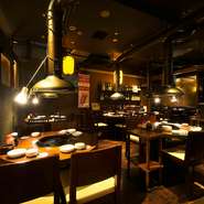おいしい肉とお酒を楽しむ人で人気