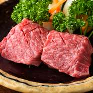 和牛のトモサンカクという、モモ肉ながら程よく脂がのった部位を使用。コクのある味わいが特徴です。1.5cmの厚さにカットされているので、肉好きにはたまらないボリューム感。