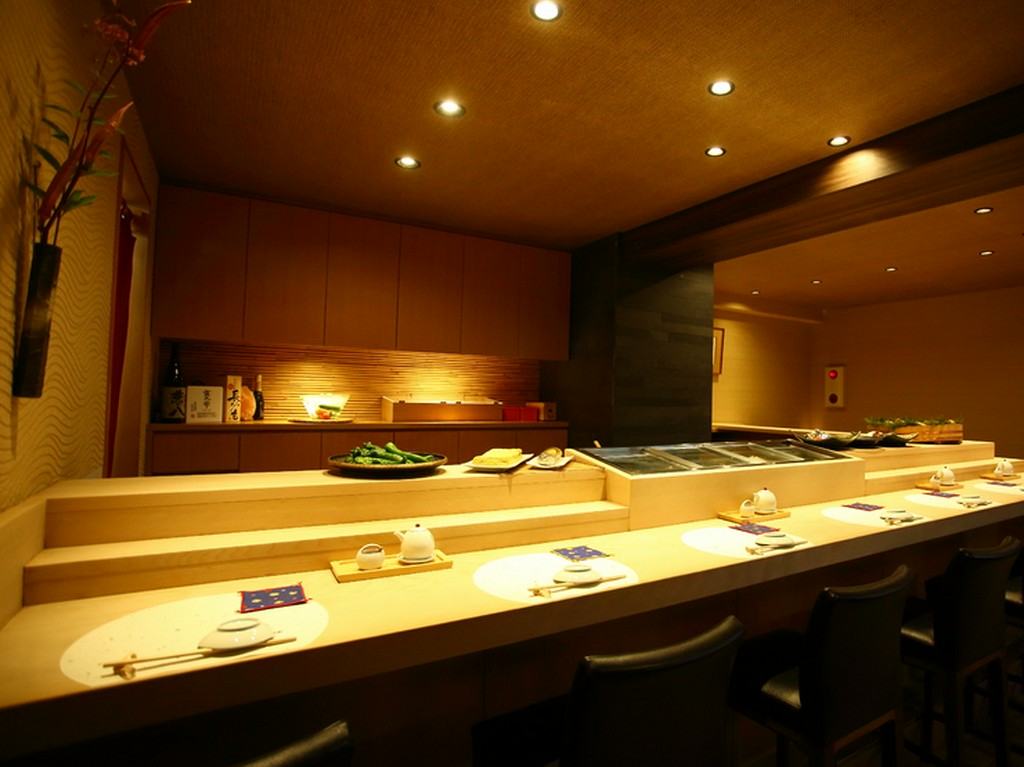 店主こだわりのカウンターは必見