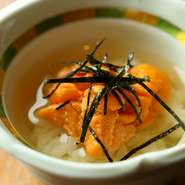 冷製出汁でいただく寿司屋ならではの新鮮な雲丹を使ったお茶漬け。日本酒との相性も抜群。酢橘のさっぱりとした風味で最後までお楽しみいただけます。