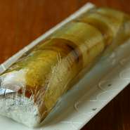 『鯖ずし』は、棒寿司にすることで、鯖の旨みがギュッと凝縮。シャリもその日の気温や湿度などの条件によって、酢の加減を微妙に調整しています。