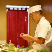 ヒノキの一枚板カウンターを隔てて、お客さまの目の前でお寿司を握らせていただきます。緊張せずにゆったりと素のままの気持ちでご賞味いただきたいです。