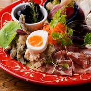 料理とワインがおいしくて、リーズナブル、そしてお洒落なお店がいい！というワガママ女子も納得のお店。新宿で女子会なら【ROBATA幸２nd】がおすすめ
女子会限定コースは３９００円。飲み放題はお得な１０００円。