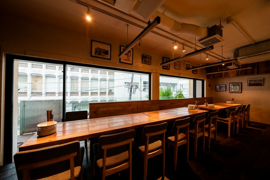 白木とアイボリーが基調の明るい店内空間