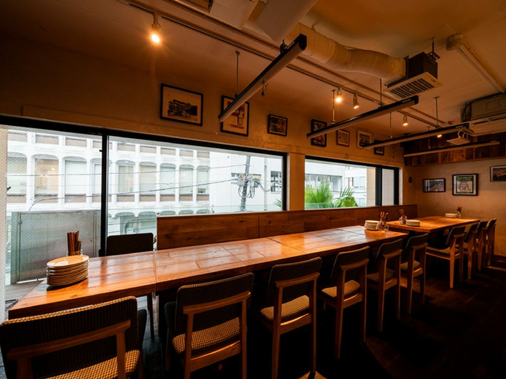 白木とアイボリーが基調の明るい店内空間