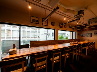 白木とアイボリーが基調の明るい店内空間