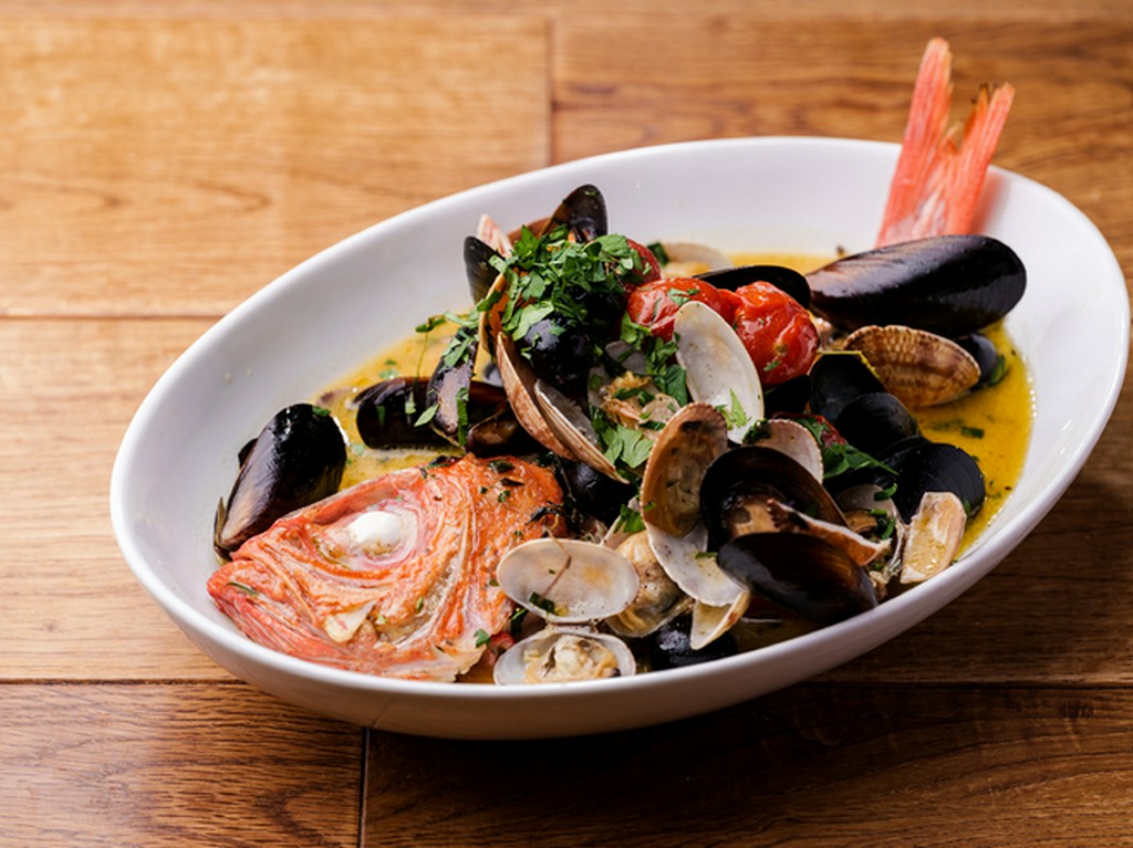 前菜から始まり、塊肉からパスタまで一通りのメニューが楽しめる、当店一番人気の定番コース。