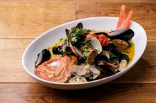 前菜から始まり、塊肉からパスタまで一通りのメニューが楽しめる、当店一番人気の定番コース。