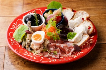 大きめの高級魚、金目鯛をアクアパッツァに！鮮魚、炉端で炙る野菜、塊の肉まで楽しめる豪華なコース。