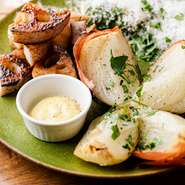 パプリカ、トマト、ズッキーニなど野菜は市場から直送されたものを使っています。魚介も築地などの市場から直送されたもの。パスタはイタリアから取り寄せ、牛乳は厳選した業者から仕入れています。