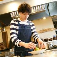 料理をするときも美味しくつくるだけでなく、お客様が喜びそうな盛りつけや演出を考えています。お客様にとって丁度いいタイミングでのサーブをするために調理をすすめ、最適なサービスを行うのが私の流儀です。