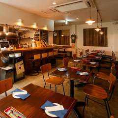 木の温もりあふれる、温かい雰囲気のお洒落な店内
