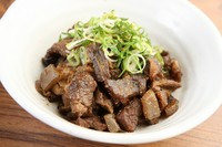 神戸で生まれた名物すじコン。ぼっかけともよばれる、神戸を代表する料理のひとつです。厳選赤身の牛すじ肉を、水を使わずじっくり2時間煮込んで炊き上がってから油を切るのが【Fuji】のつくり方。