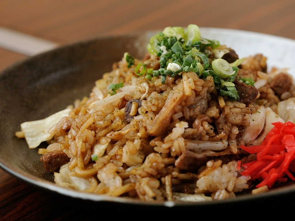 創業以来の人気メニュー。神戸牛のスジ入り『牛スジ そばめし』