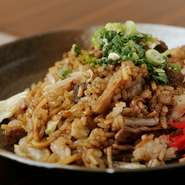 創業以来の人気メニュー。神戸牛のスジ入り『牛スジ そばめし』